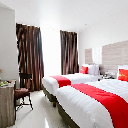 Win Grand Hotel Бекаси Экстерьер фото